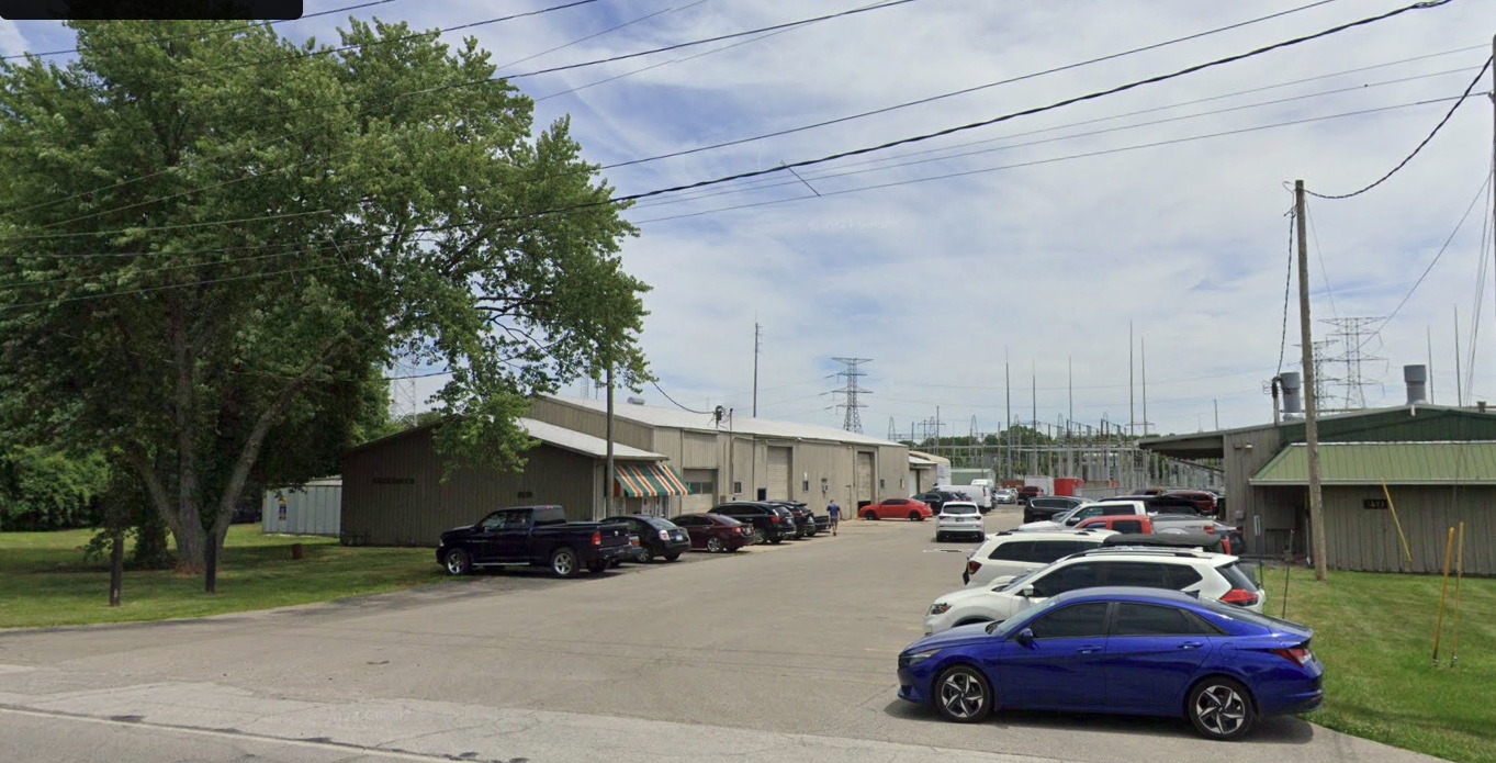 Street view of the buildings and parking lot at 1419 Country Club Road